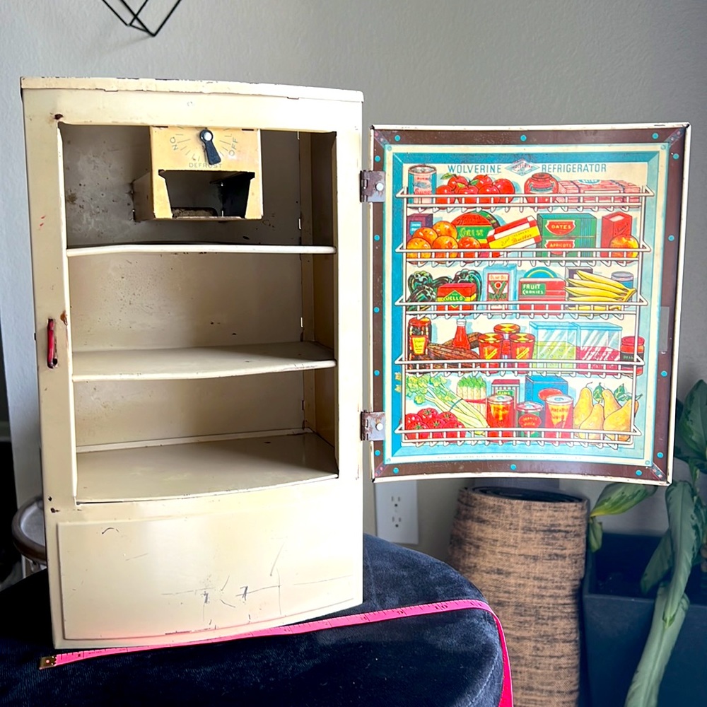 1950s Vintage Child’s Refrigerator - Picture 2 of 7